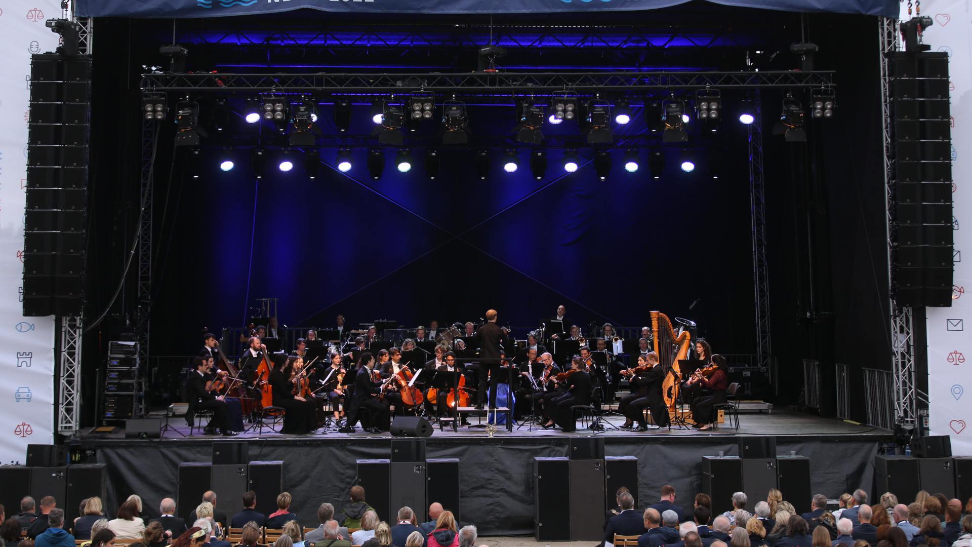 The main stage at the RennbahnPark is well filled with numerous musicians.